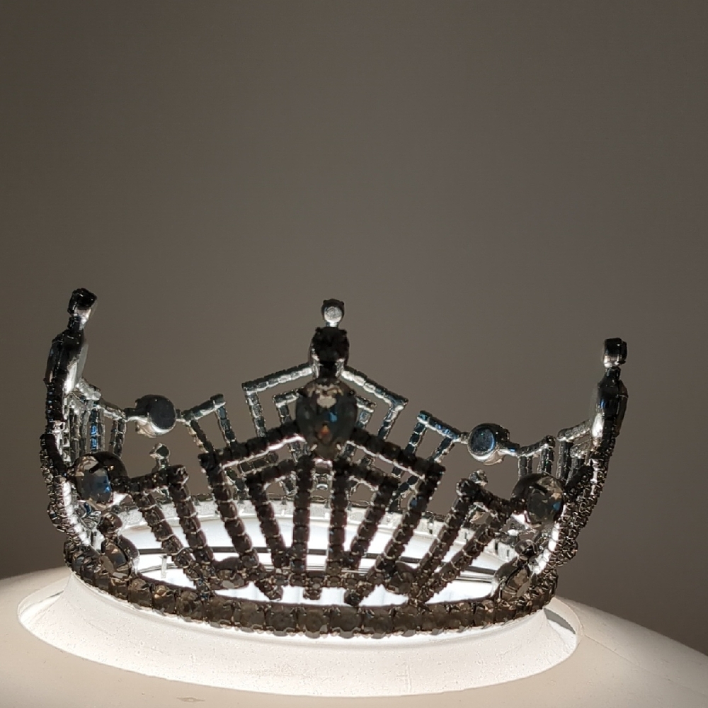 vintage Silver rhinestone Tiara. some stones no longer glisten.